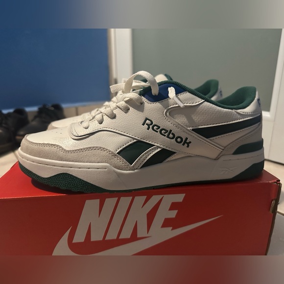 reebok comfort shoe, brand new with replacement box - Picture 2 of 6
